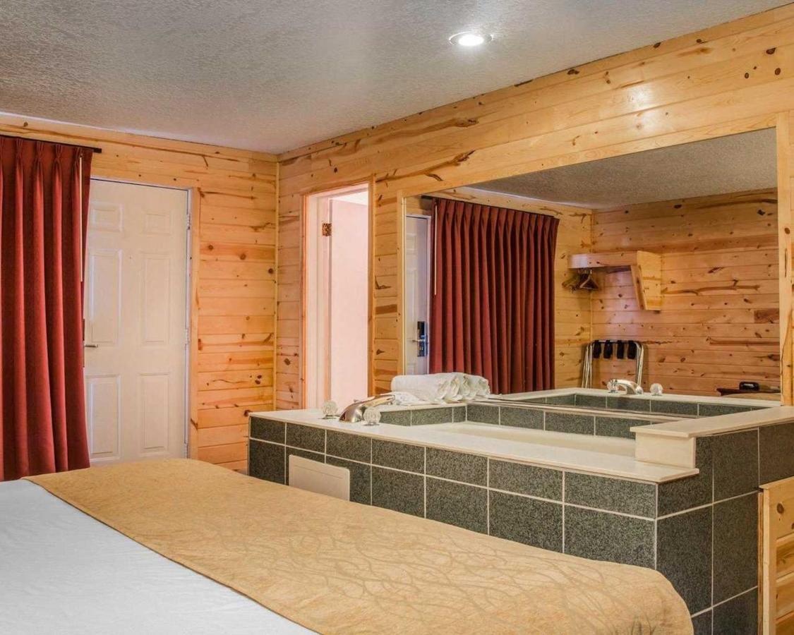 Cabins Of Mackinac & Lodge Mackinaw City Extérieur photo