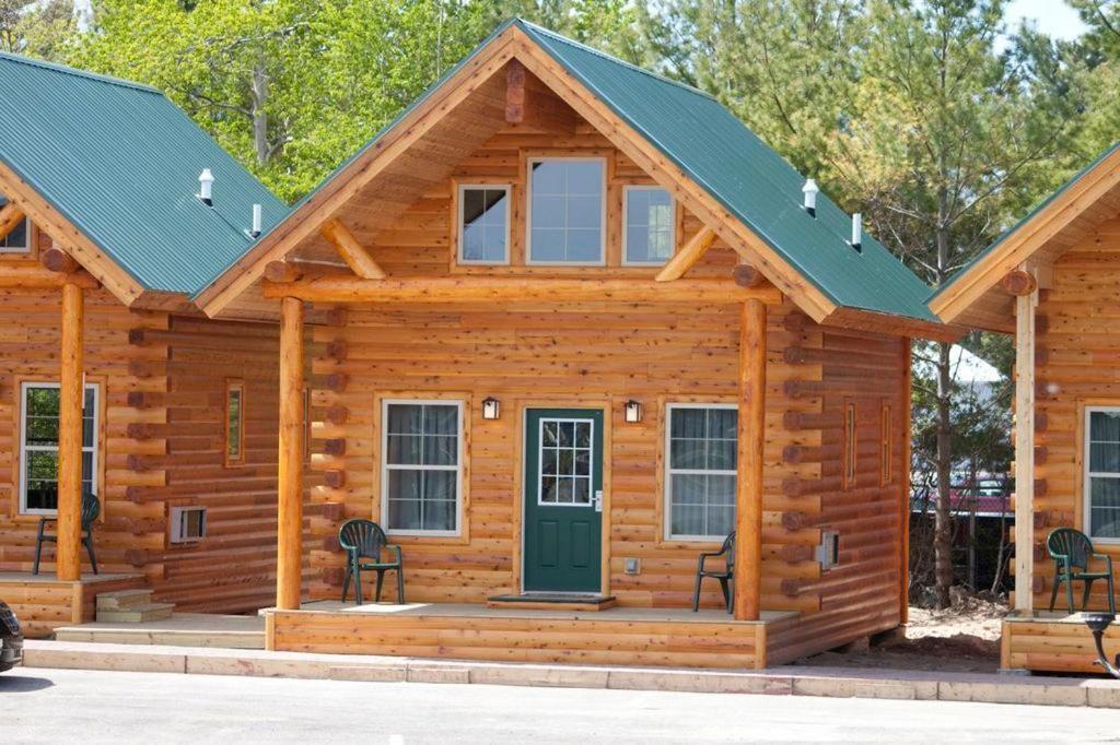 Cabins Of Mackinac & Lodge Mackinaw City Chambre photo