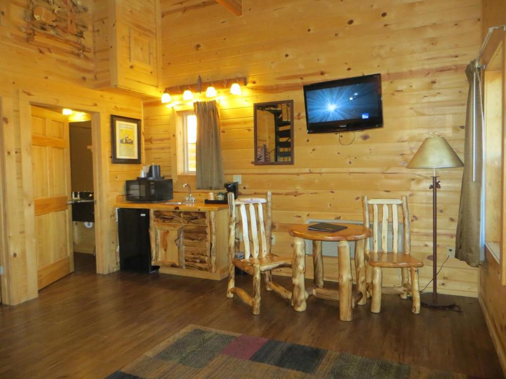 Cabins Of Mackinac & Lodge Mackinaw City Chambre photo